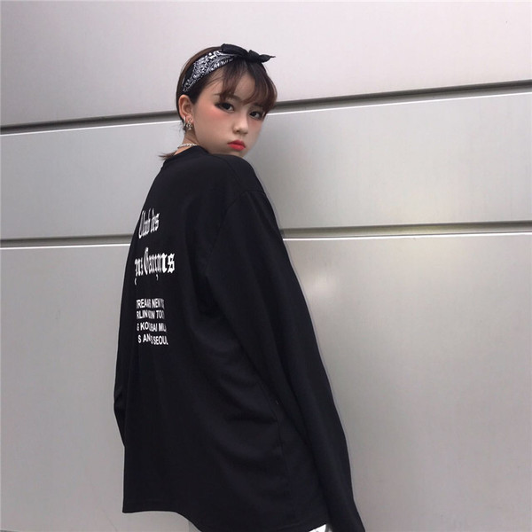 Γυναικεία μπλούζα  σε ευρύ σχέδιο με εφαρμογή και επιγραφή