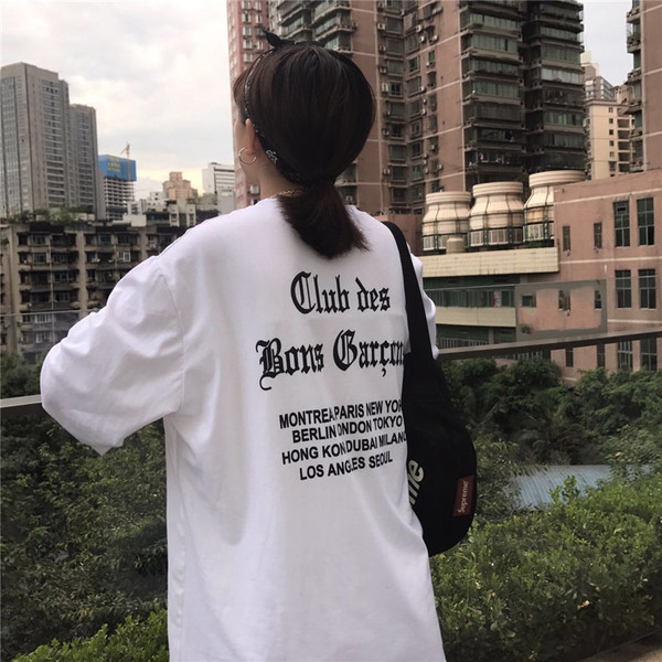 Γυναικεία μπλούζα  σε ευρύ σχέδιο με εφαρμογή και επιγραφή