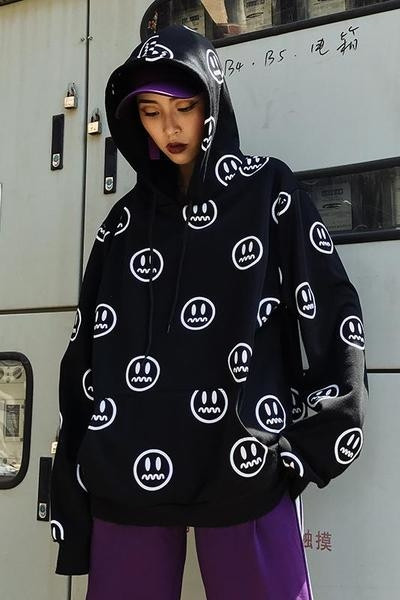 Γυναικείο φούτερ  για το φθινόπωρο  με μαύρη κουκούλα με εικόνες