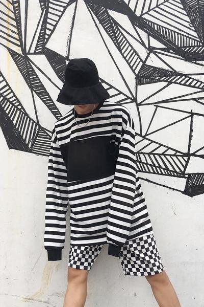 Ευρεία ανδρική μπλούζα με ριγέ, κατάλληλη για την  καθημερινή ζωή