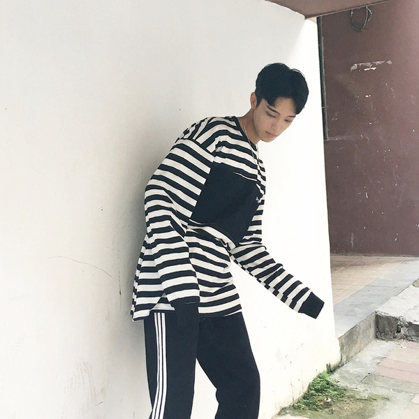 Ευρεία ανδρική μπλούζα με ριγέ, κατάλληλη για την  καθημερινή ζωή