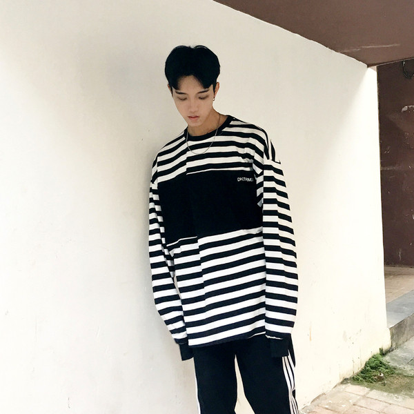 Ευρεία ανδρική μπλούζα με ριγέ, κατάλληλη για την  καθημερινή ζωή