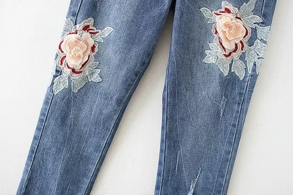 Μοντέρνα γυναικεία τζιν με όμορφα κεντήματα