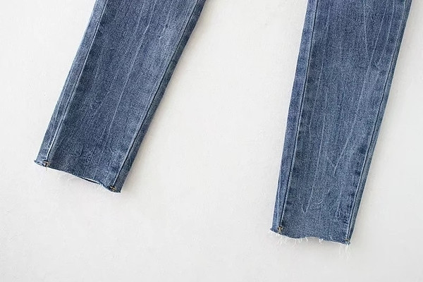 Μοντέρνα γυναικεία τζιν με όμορφα κεντήματα