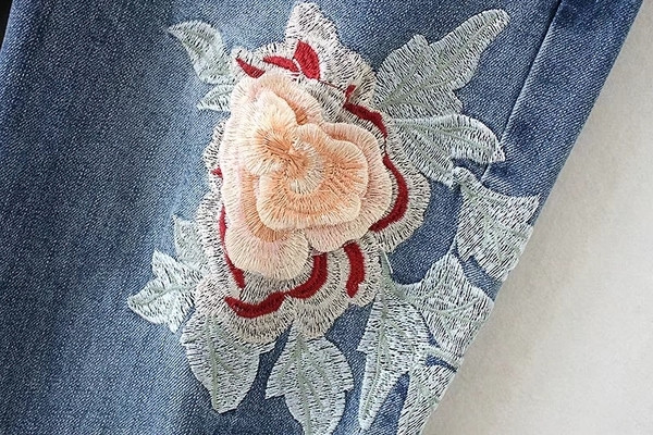 Μοντέρνα γυναικεία τζιν με όμορφα κεντήματα