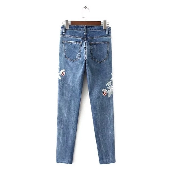 Μοντέρνα γυναικεία τζιν με όμορφα κεντήματα