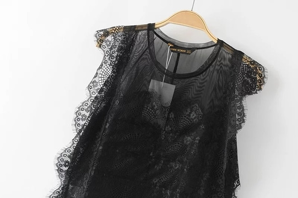 Κομψό, διαφανές γυναικείο αμάνικο με δαντέλα