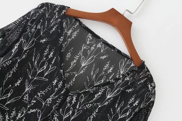 Κομψή  γυναικεία μπλούζα με κομμένα μανίκια