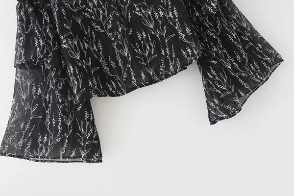 Κομψή  γυναικεία μπλούζα με κομμένα μανίκια