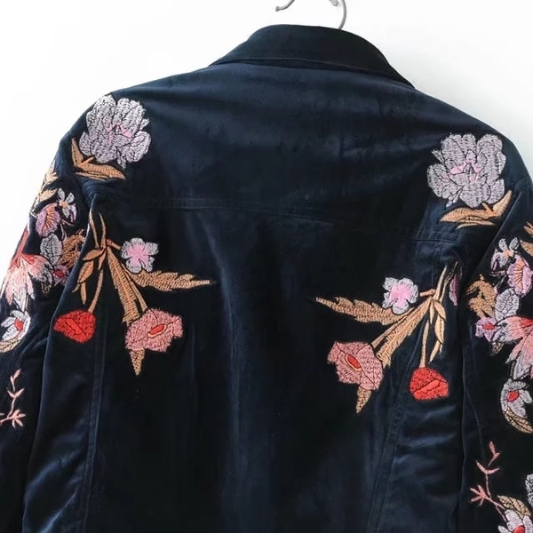 Модерно късо есенно дамско яке с флорална бродерия