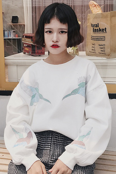 Есенна дамска блуза в широк модел с бродерия