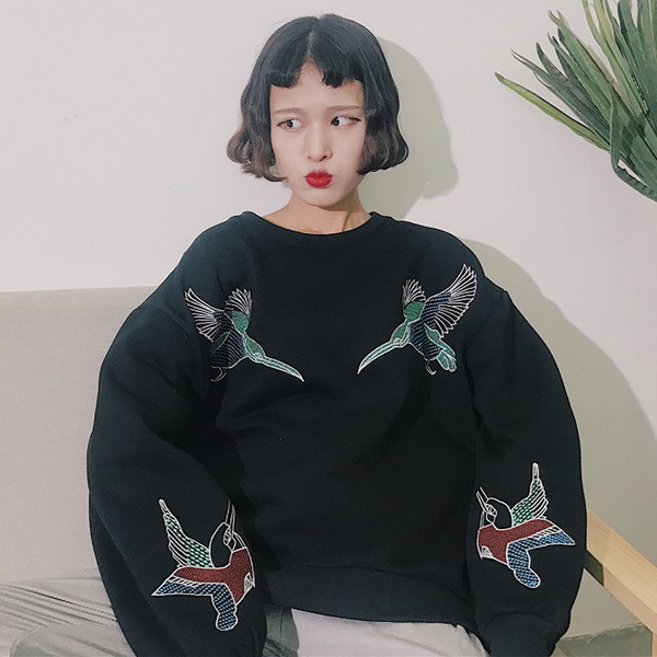 Есенна дамска блуза в широк модел с бродерия