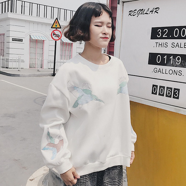 Есенна дамска блуза в широк модел с бродерия