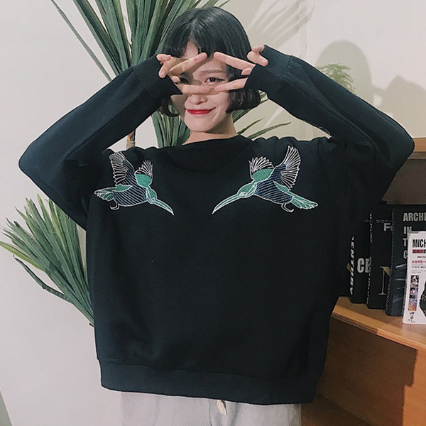 Есенна дамска блуза в широк модел с бродерия