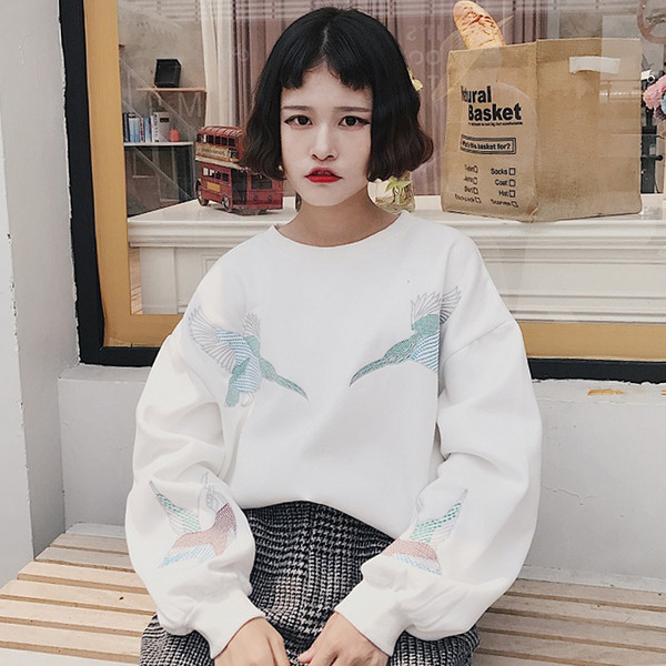 Есенна дамска блуза в широк модел с бродерия