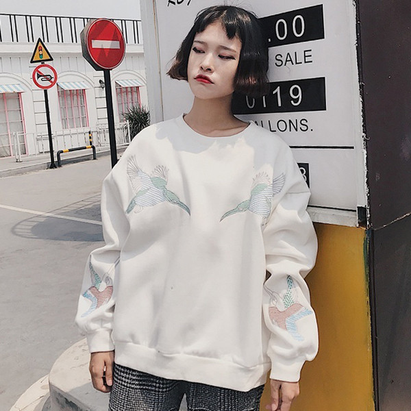 Есенна дамска блуза в широк модел с бродерия