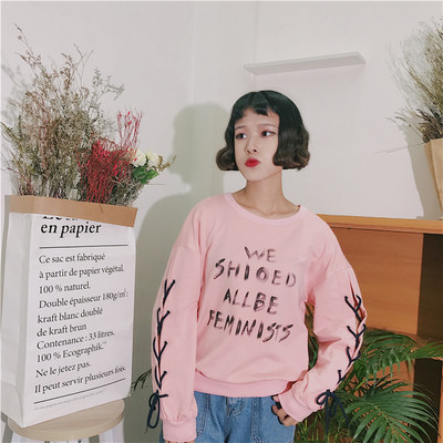 Спортно-елегантна дамска блуза в свободен стил с надписи и връзки по ръкавите