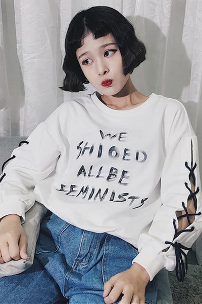 Спортно-елегантна дамска блуза в свободен стил с надписи и връзки по ръкавите