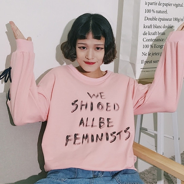 Спортно-елегантна дамска блуза в свободен стил с надписи и връзки по ръкавите