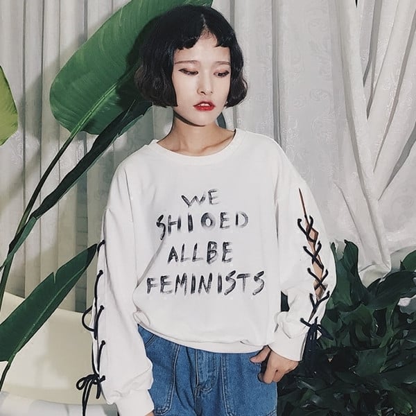 Спортно-елегантна дамска блуза в свободен стил с надписи и връзки по ръкавите