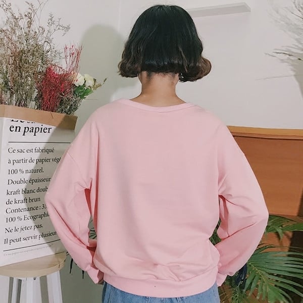 Спортно-елегантна дамска блуза в свободен стил с надписи и връзки по ръкавите