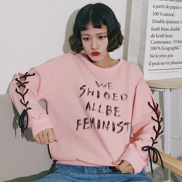 Спортно-елегантна дамска блуза в свободен стил с надписи и връзки по ръкавите