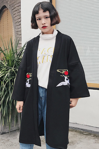  Γυναικείο παλτό για το  φθινόπωρο σε μαύρο χρώμα με κεντήματα, κατάλληλα για την καθημερινή ζωή