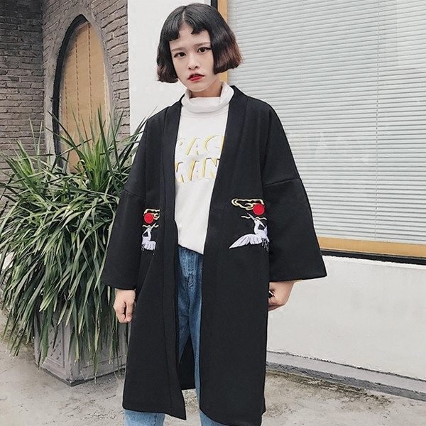  Γυναικείο παλτό για το  φθινόπωρο σε μαύρο χρώμα με κεντήματα, κατάλληλα για την καθημερινή ζωή