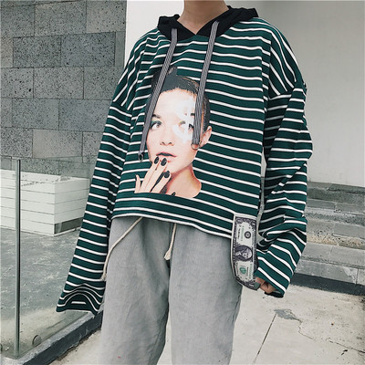 Καθημερινή γυναικεία μπλούζα της λωρίδας με δίχρωμη εφαρμογή