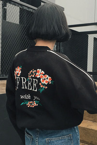 Μεγάλη  γυναικεία μπλούζα σε μαύρο και άσπρο, κατάλληλο για την καθημερινή ζωή