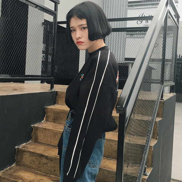 Μεγάλη  γυναικεία μπλούζα σε μαύρο και άσπρο, κατάλληλο για την καθημερινή ζωή