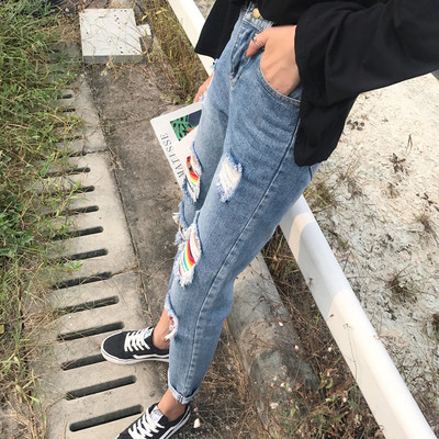 Μοντέρνα  γυναικεία τζιν με ψηλή μέσης και σχισμένα