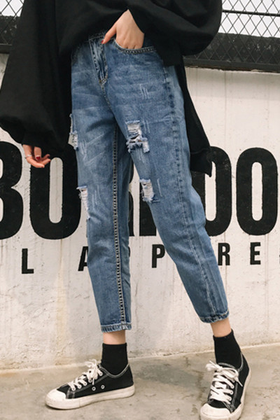 Κομψά γυναικεία τζιν 7/8 σε μήκος και σχισμένα