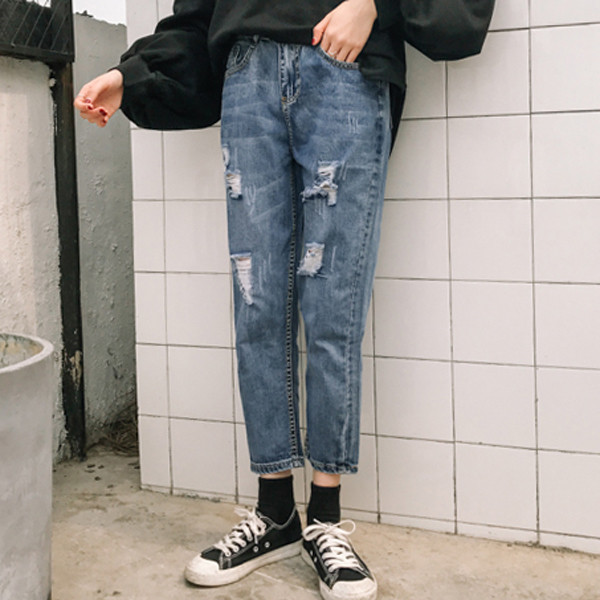 Κομψά γυναικεία τζιν 7/8 σε μήκος και σχισμένα