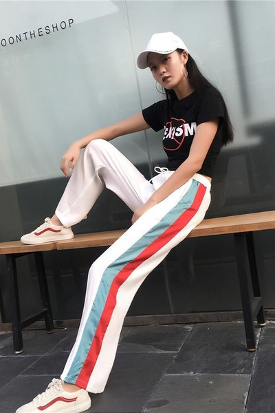 Спортно-елегантен дамски панталон - разкроен с цветни ленти