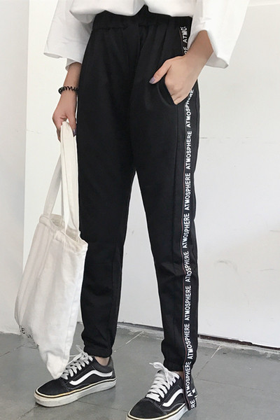 Τρέχοντα γυναικεία αθλητικά παντελόνια σε μαύρο χρώμα με επιγραφή