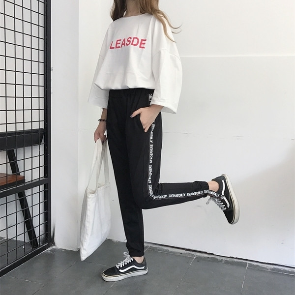 Τρέχοντα γυναικεία αθλητικά παντελόνια σε μαύρο χρώμα με επιγραφή