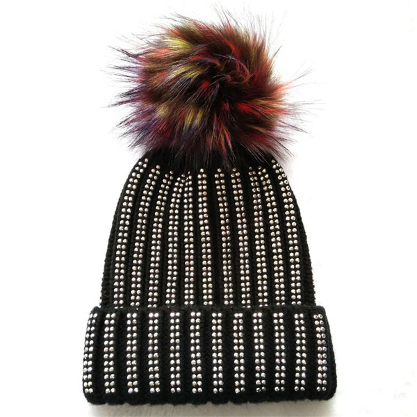 Κομψό χειμωνιάτικο γυναικείο καπέλο με λαμπερά μικρά βότσαλα 