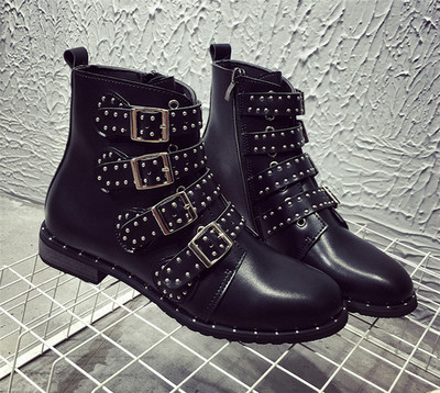 Актуални дамски боти с груба неплъзгаща се подметка и интересни малки лъскави нитове