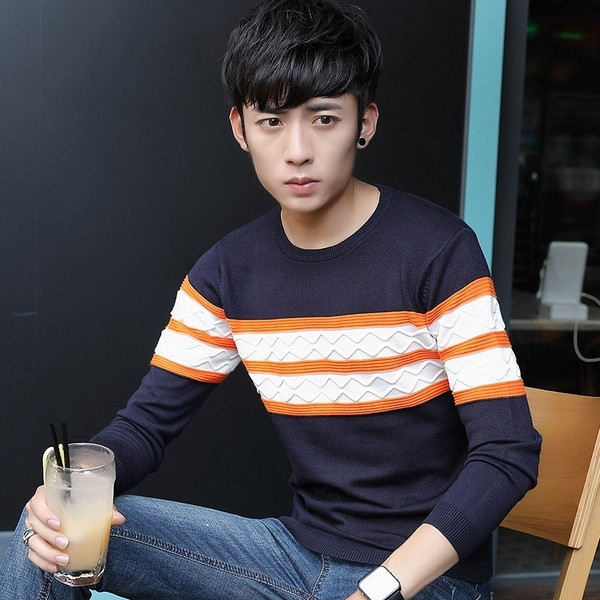 Ελεύθερο   ανδρικό πουλόβερ  σε ρέοντα χρώματα με κολάρο σε σχήμα O