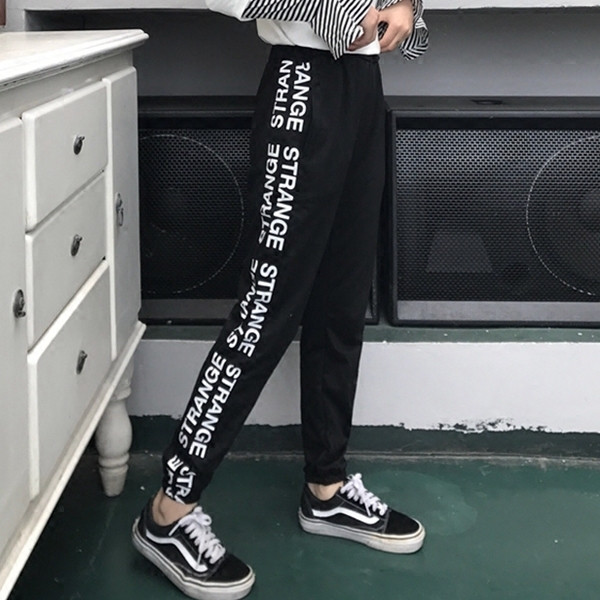 Κομψά αθλητικά παντελόνια με επιγραφές