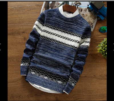 Καθημερινό ανδρικό πουλόβερ σε ρετρό σχέδια και κολάρο σε σχήμα O