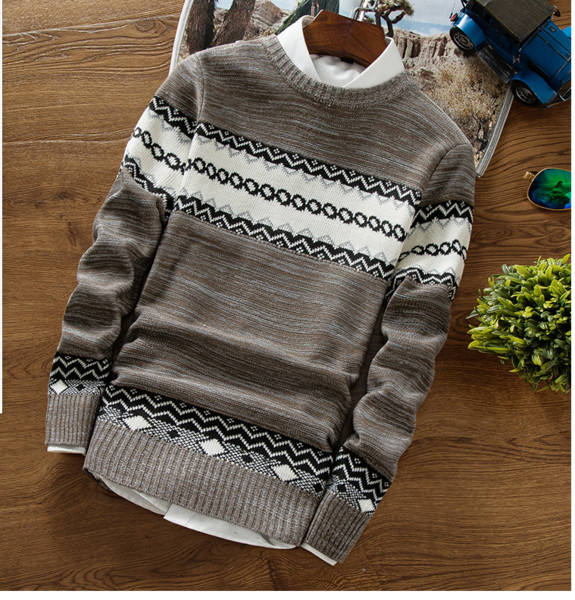 Καθημερινό ανδρικό πουλόβερ σε ρετρό σχέδια και κολάρο σε σχήμα O