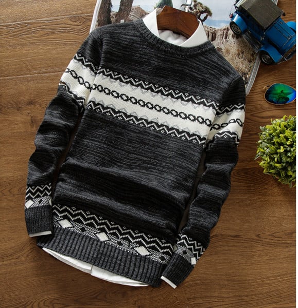 Καθημερινό ανδρικό πουλόβερ σε ρετρό σχέδια και κολάρο σε σχήμα O