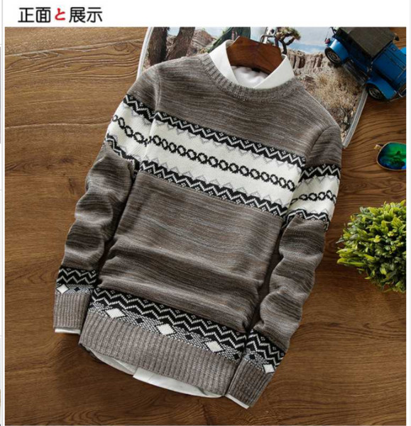 Καθημερινό ανδρικό πουλόβερ σε ρετρό σχέδια και κολάρο σε σχήμα O