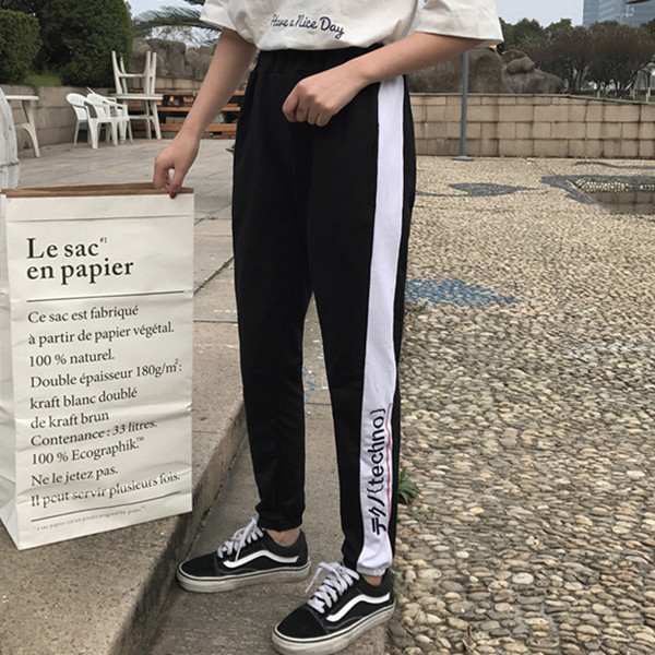 Καθημερινά γυναικεία παντελόνια με λευκή κορδέλα και επιγραφή