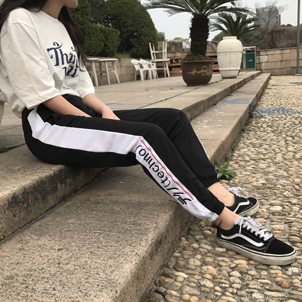 Καθημερινά γυναικεία παντελόνια με λευκή κορδέλα και επιγραφή