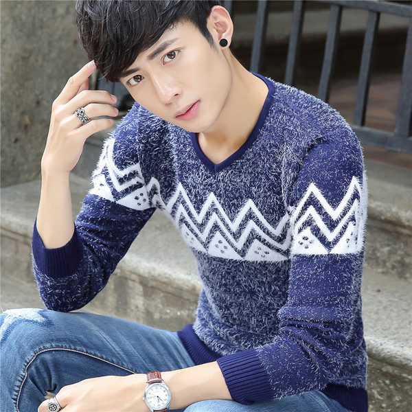 Πολύ ζεστή ανδρική  μπλούζα  με κολάρο σε σχήμα V.