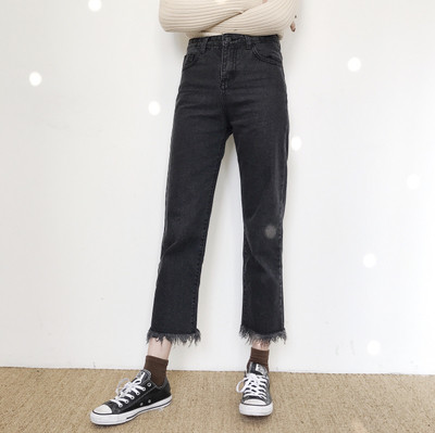 Απλά γυναικεία τζιν σε μαύρο χρώμα με υψηλή μέση