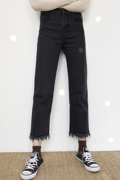 Απλά γυναικεία τζιν σε μαύρο χρώμα με υψηλή μέση